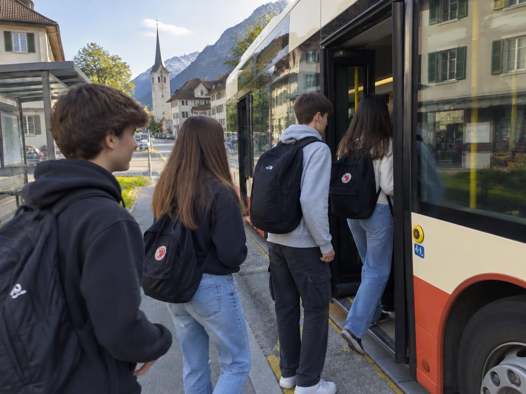 Ragazzi salgono sul bus alla fermata